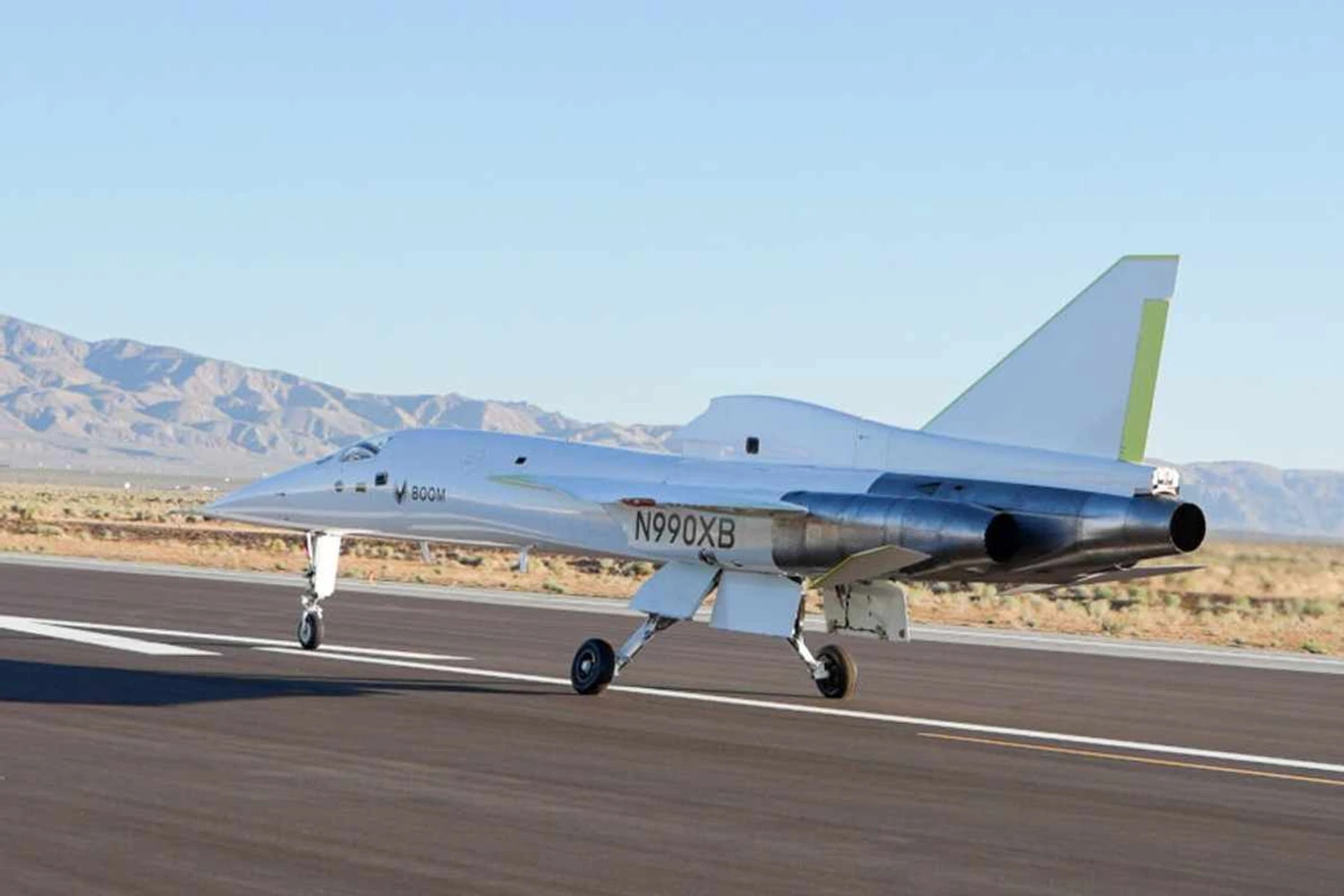 O XB-1 é impulsionado por três motores turbojatos semelhantes aos empregados nos caças F-5 Tiger II (Boom)