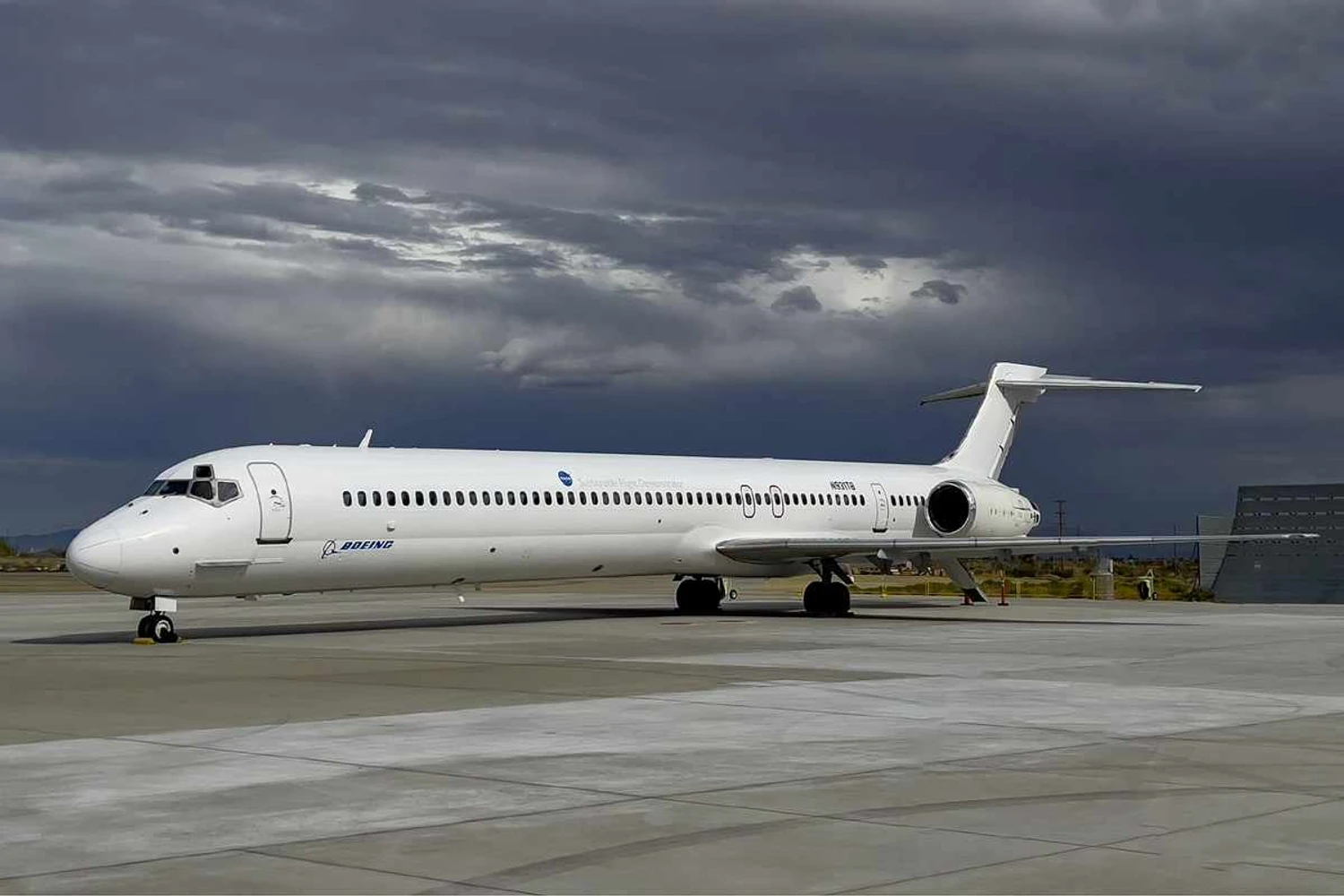 Prestes a ser modificado, o MD-90 N931TB operou com companhias aéreas da China e com a Delta Air Lines até ser adquirido pela Boeing (Boeing)