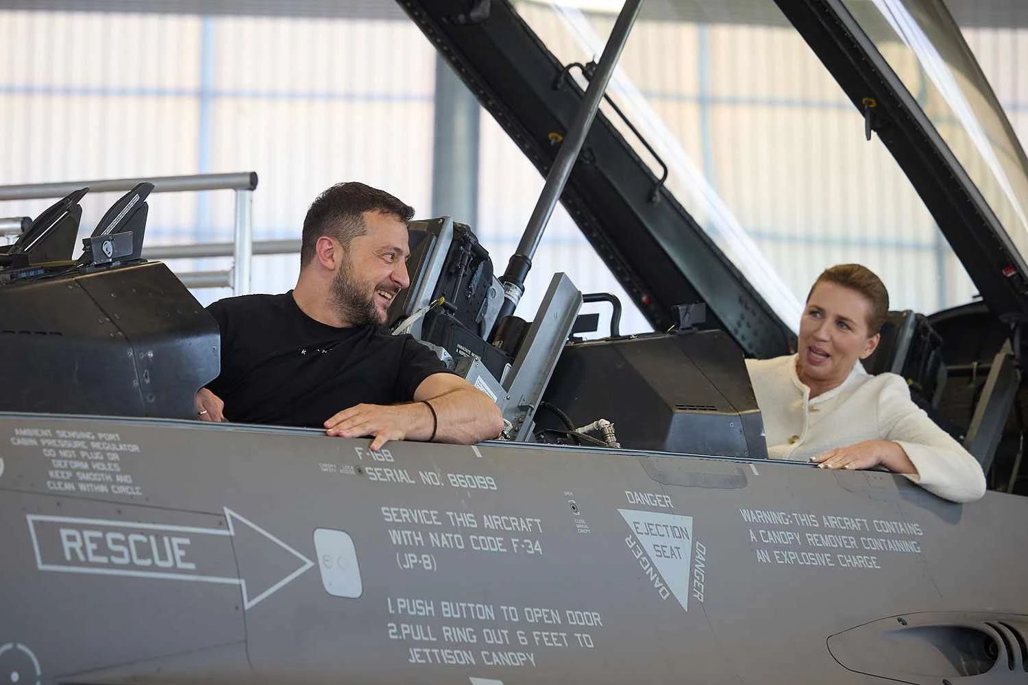Ukrainian President Volodymyr Zelenskiy and Danish Prime Minister Mette Frederiksen aboard an F-16 fighter jet (DG)