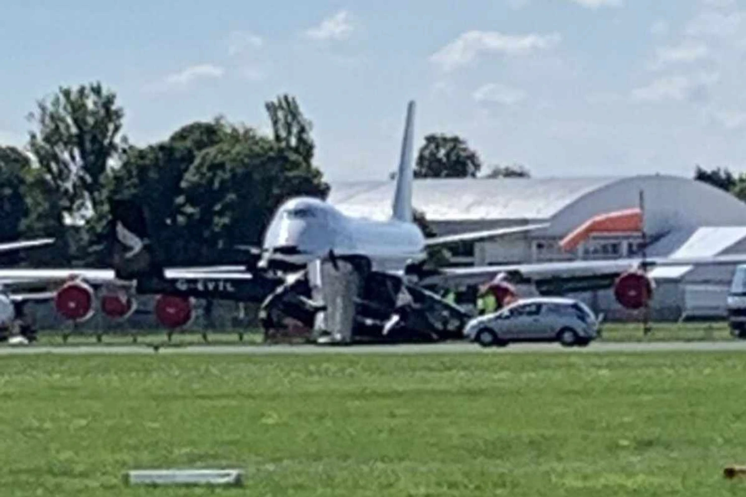 VX4 acidentado no aeródromo de Cotswold, na Inglaterra (Pilotweb/reprodução)