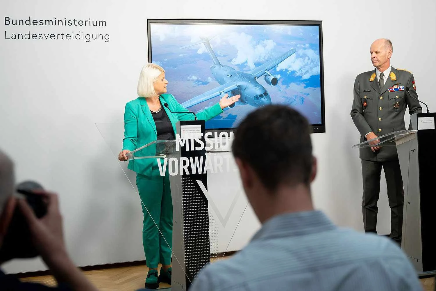 A Ministra da Defesa  Klaudia Tanner e o Major General Harald Vodosek durante anúncio da escolha do C-390 (MDA)