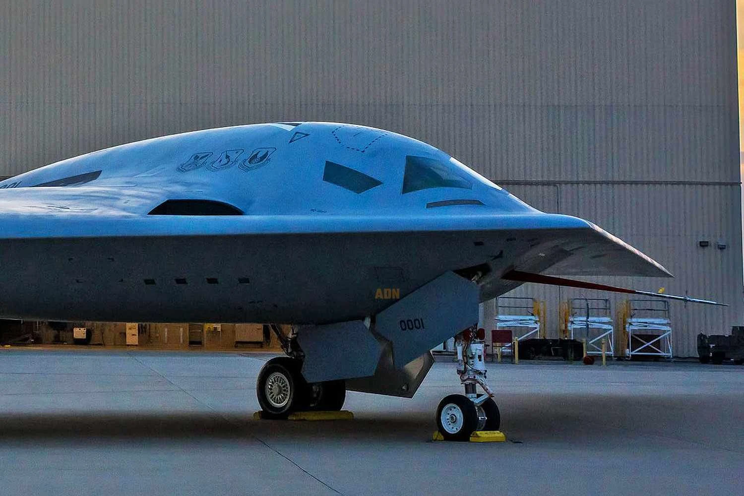 A parte frontal do bombardeiro traz um imenso tubo de pitot para testes em voo (USAF)