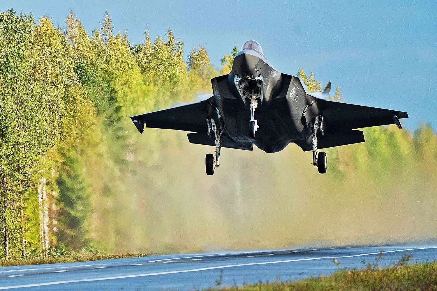 'Trânsito' em estrada da Finlândia inclui até caças F-35 e Eurofighter Typhoon