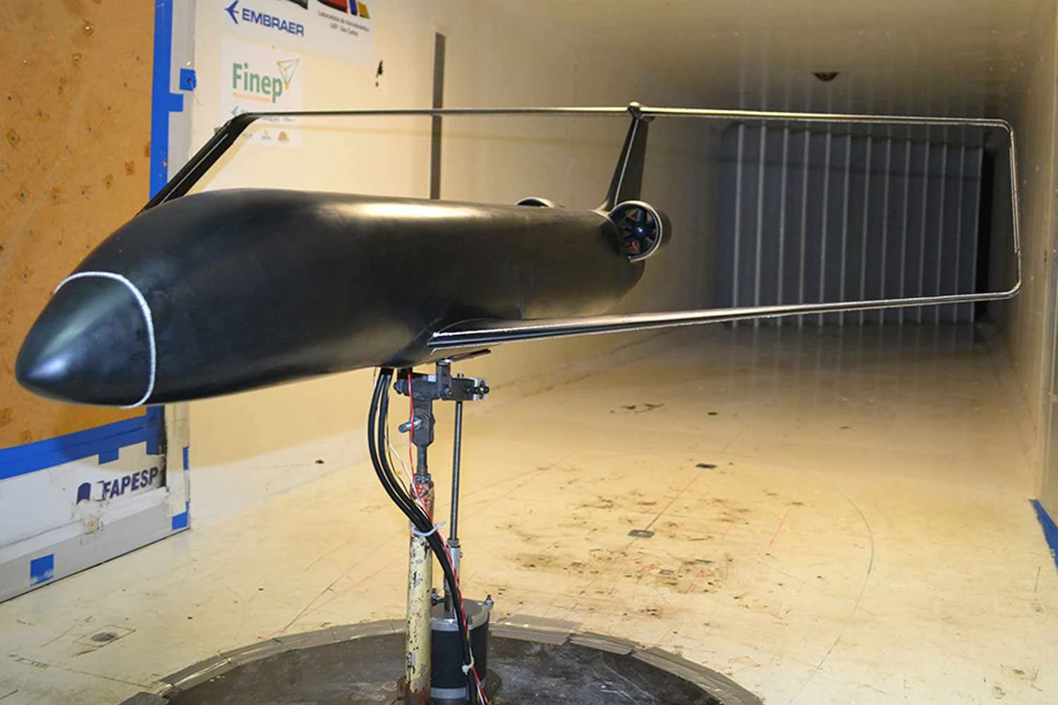 Modelo em escala é testado em túnel de vento (USP)