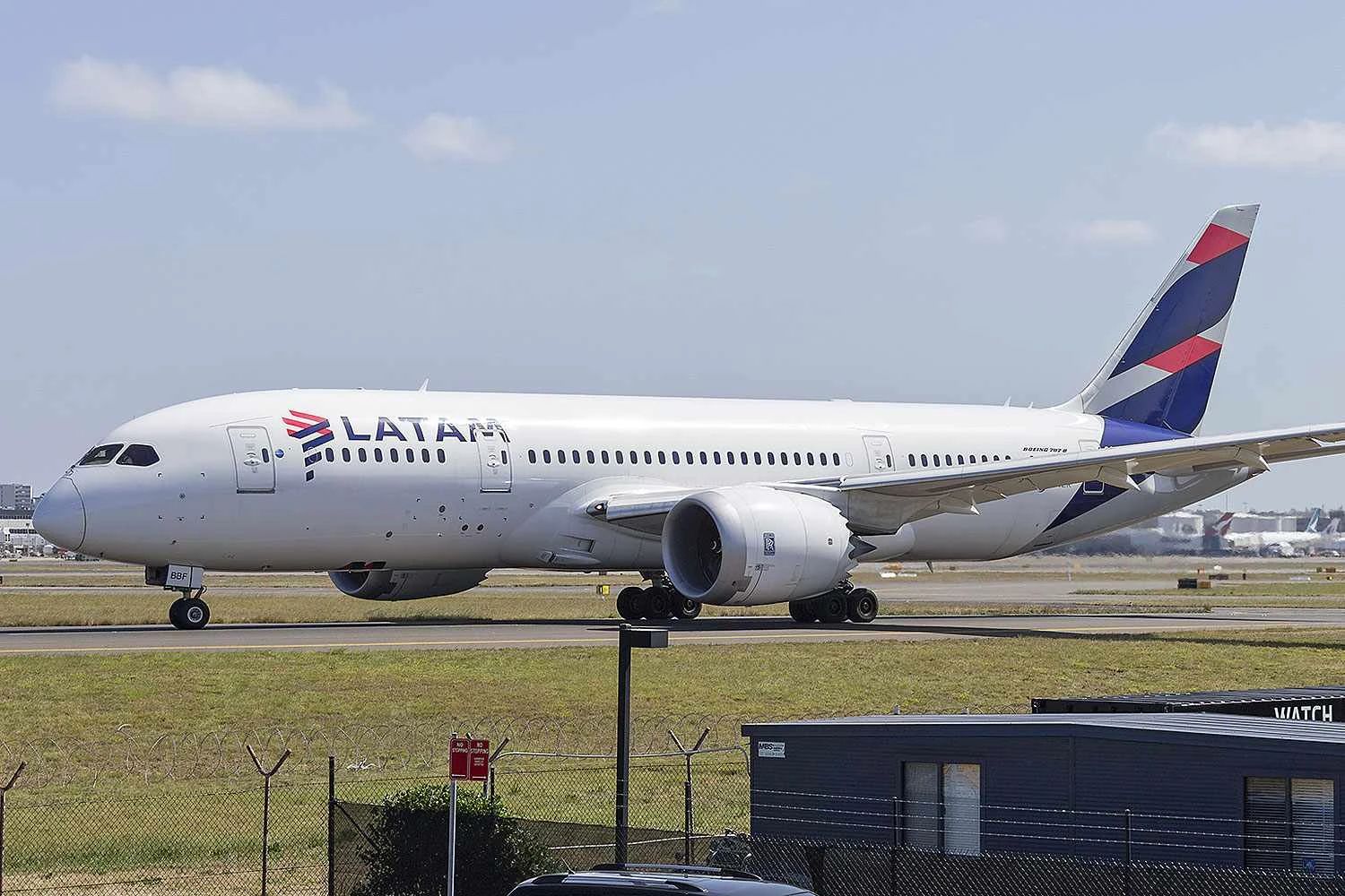 Após acidente bizarro, Latam desmonta Boeing 787 na Colômbia