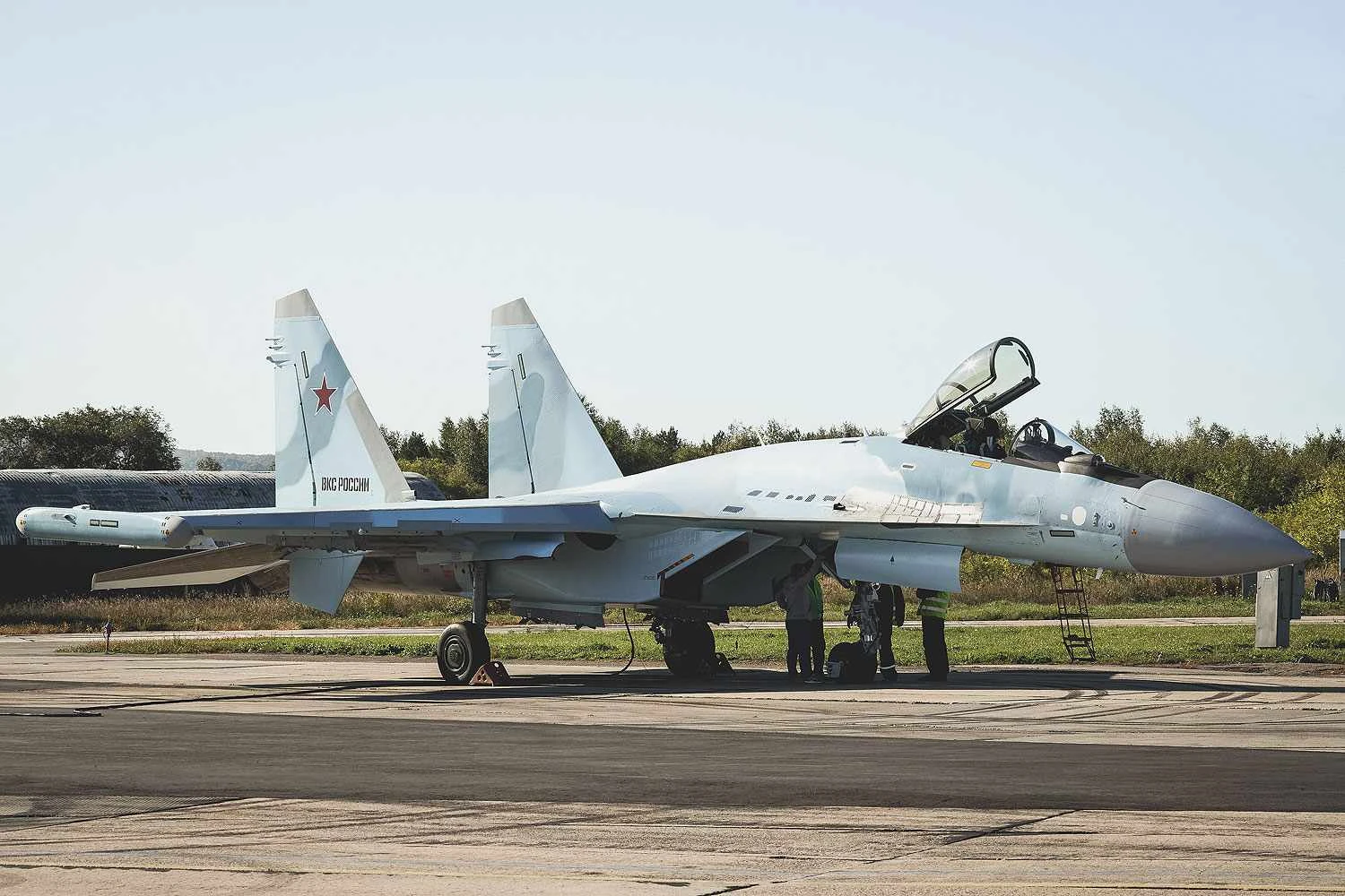 O su-35S é uma versão aprimorada do caça (UAC)