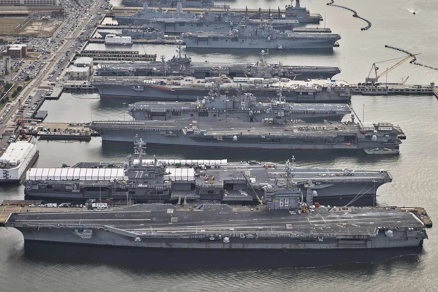 O USS Enterprise ao lado de quatro porta-avi&otilde;es da classe Nimitz, tamb&eacute;m nucleares (USN)