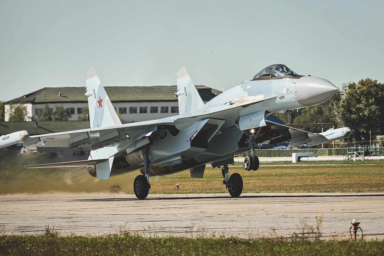 Irã confirma aquisição de caças Su-35 e helicópteros Mi-28 russos