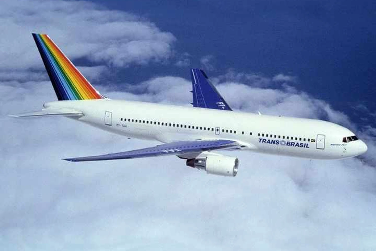 Os primeiros 767-200 da TransBrasil possuíam asas e logotipo azul. Neste caso, o PT-TAA foi pintado de azul. Foto: Reprodução.