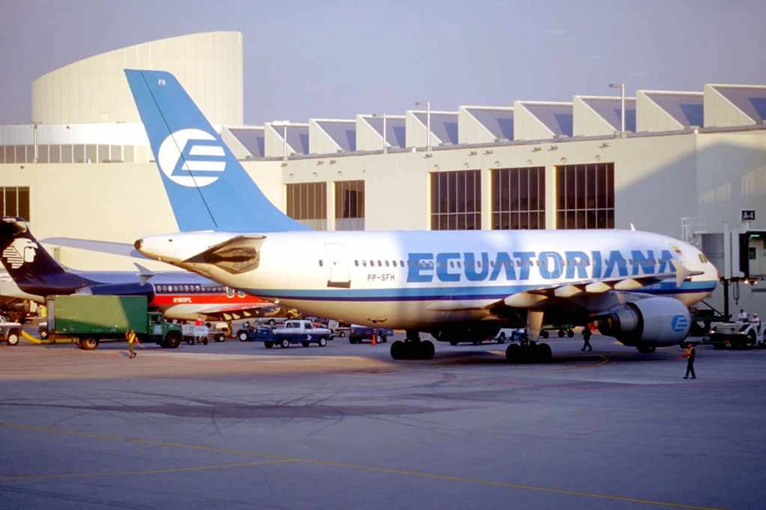 A Ecuatoriana de Aviación operou o A310-300 PP-SFH. A matrícula brasileira era para contornar as restrições de aeronaves de prefixo equatoriano de voarem para os Estados Unidos. Teoricamente o Sierra Fox Hotel foi o primeiro A310 do Brasil. Foto: AeroIcarus via Wikimedia Commons.