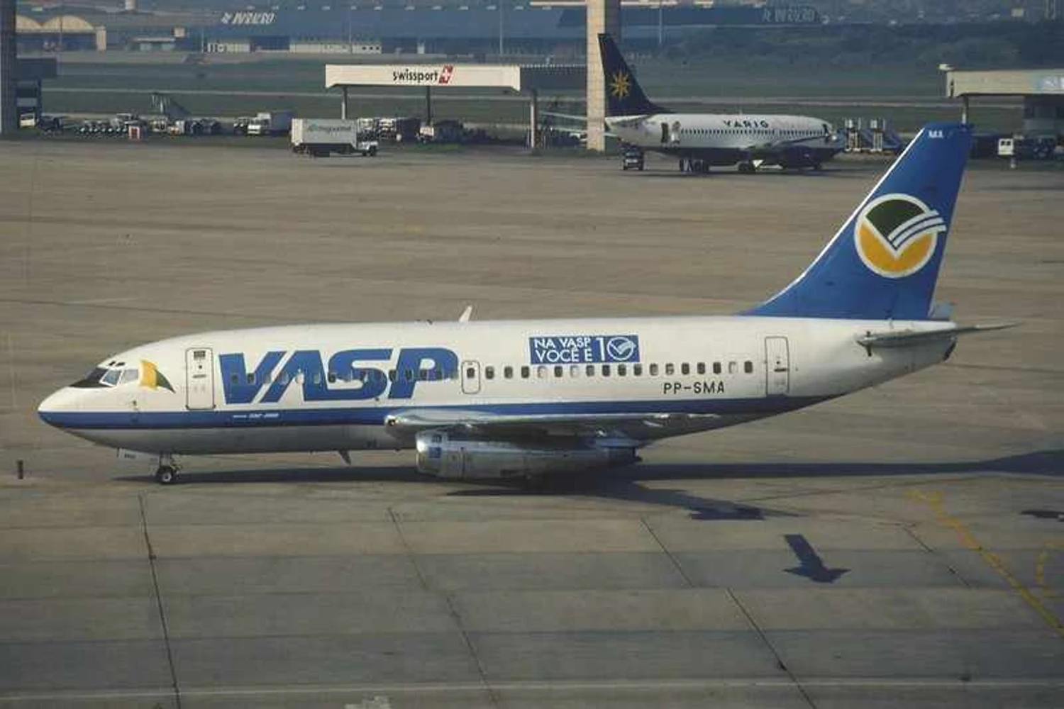 A VASP passou a depender dos 737-200 que, apesar de próprios, estavam ficando cada dia mais obsoletos. Detalhe para a propaganda do programa de troca de passagens. Foto: Aero Icarus via Flickr.