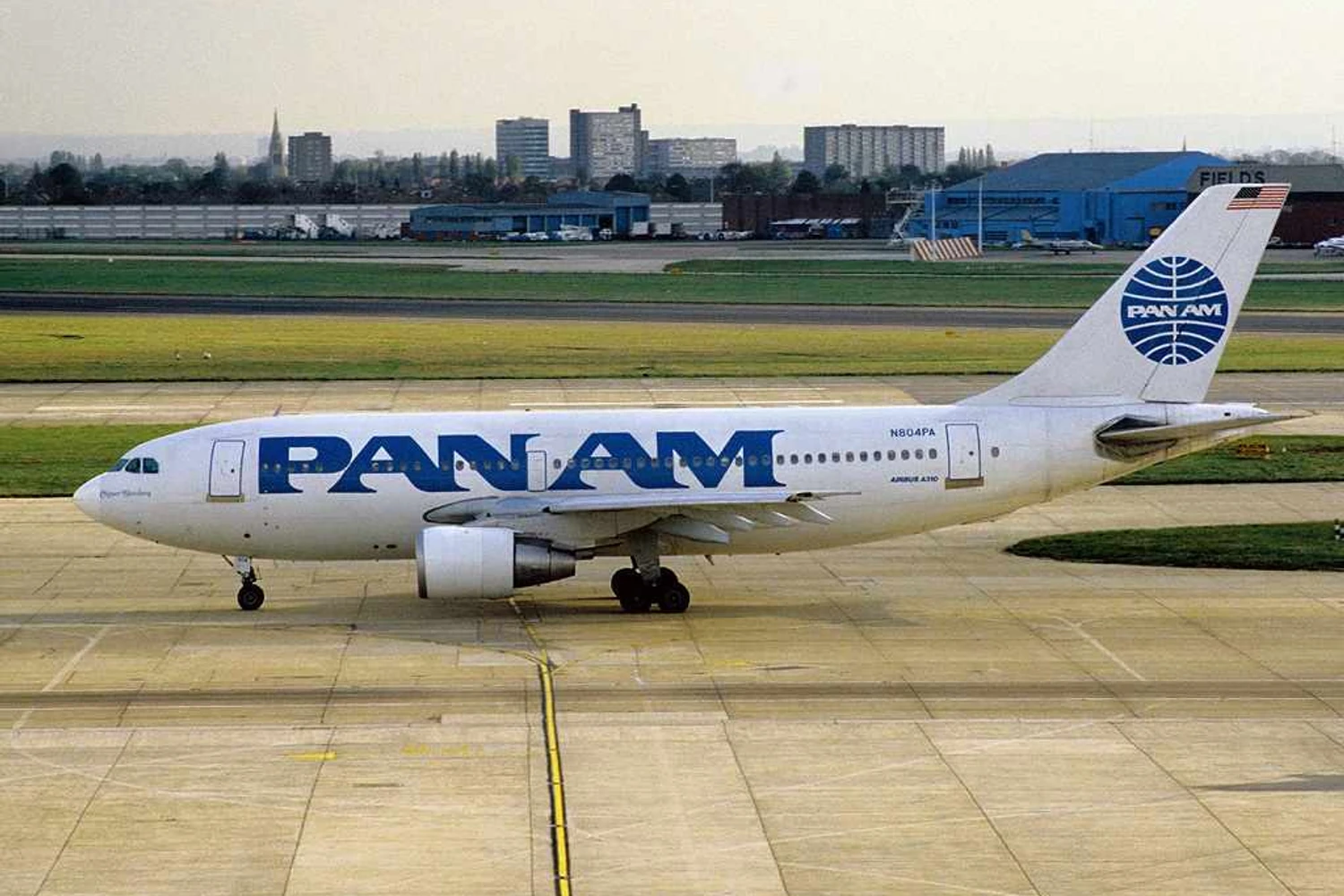 A310-200 N804PA em Londres Heathrow, a serviço da Pan American. A aeronave originalmente era destinada à VASP. Foto: Tim Rees via Wikimedia Commons.