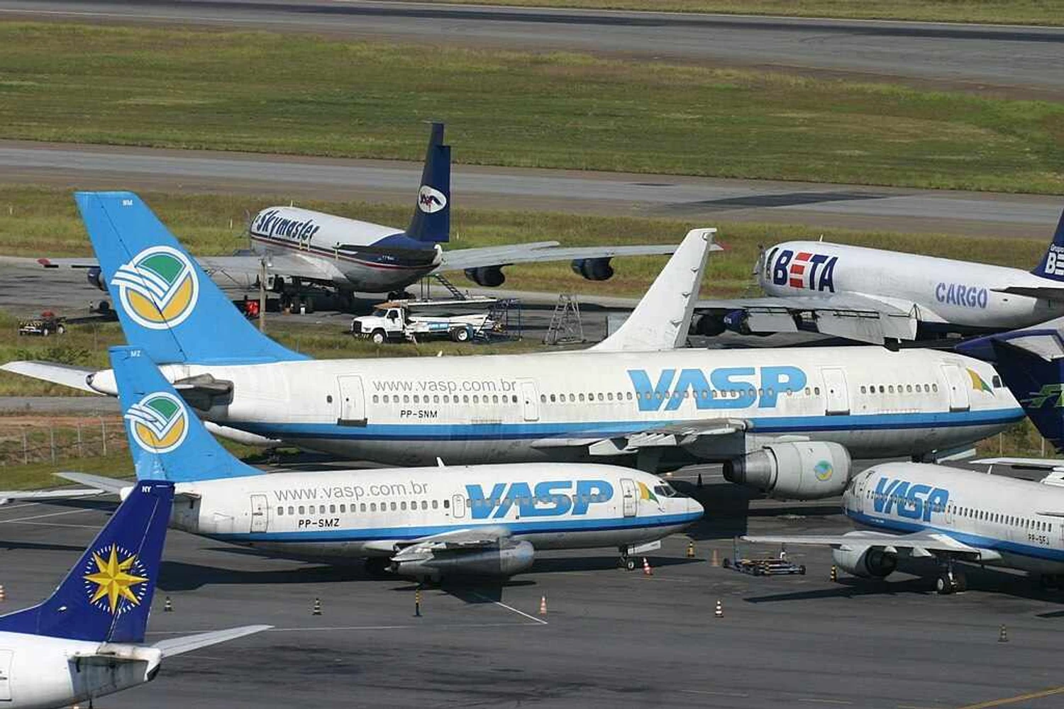 Aeronaves da VASP parada em Guarulhos, em destaque o PP-SNM. Foto: Aeroprints via Wikimedia Commons.