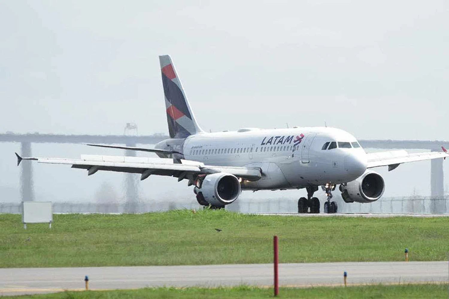Com aviões novos difíceis de ter, LATAM vai reformar seus Airbus A319