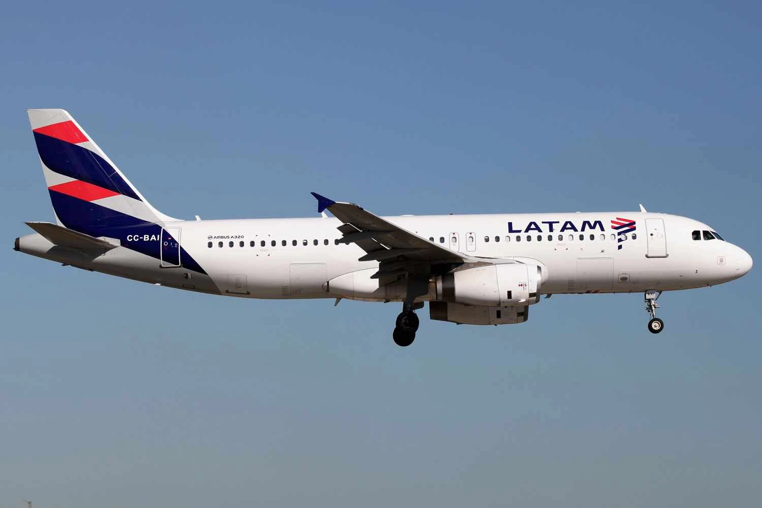 LATAM Airlines Peru suspende rota planejada Lima–Orlando devido a nova taxa aeroportuária