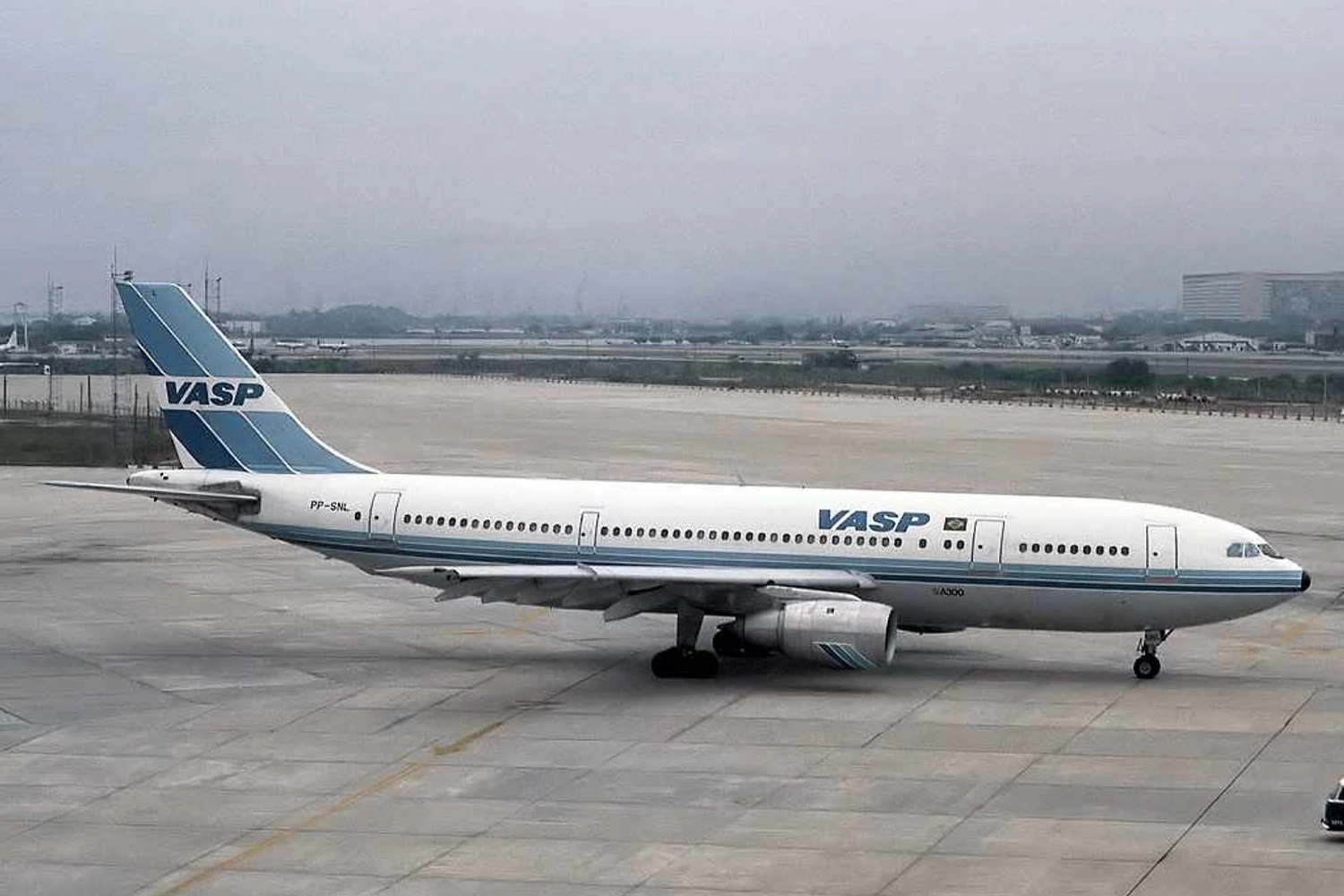 Airbus_A300B2-203,_VASP_AN0323756
