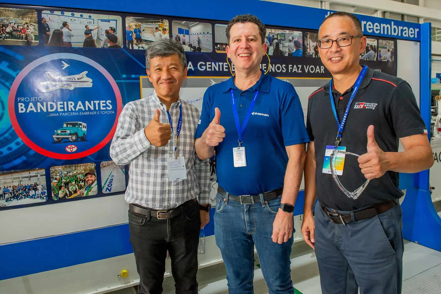 Ao fundo cartaz mostra a união dos "Bandeirantes (Embraer)