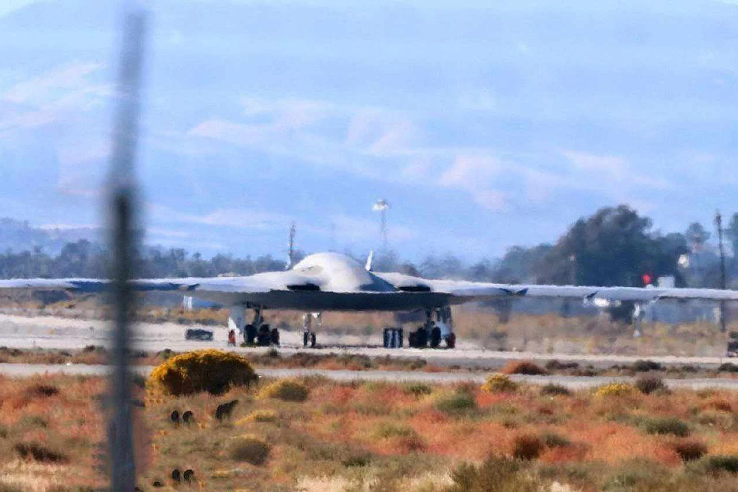 B-21 Raider in the runway (u/Mug_of_Fire)