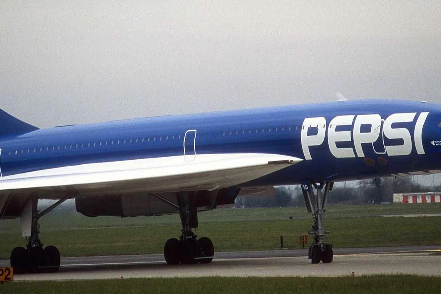 F-BTSD foi pintado nas cores da Pepsi, em 1996, como parte da renovação da imagem da empresa. Por não possuir pintura branca, o avião tinha a velocidade máxima restringida. Foto: Jonathan McDonnell via Wikipedia Commons.