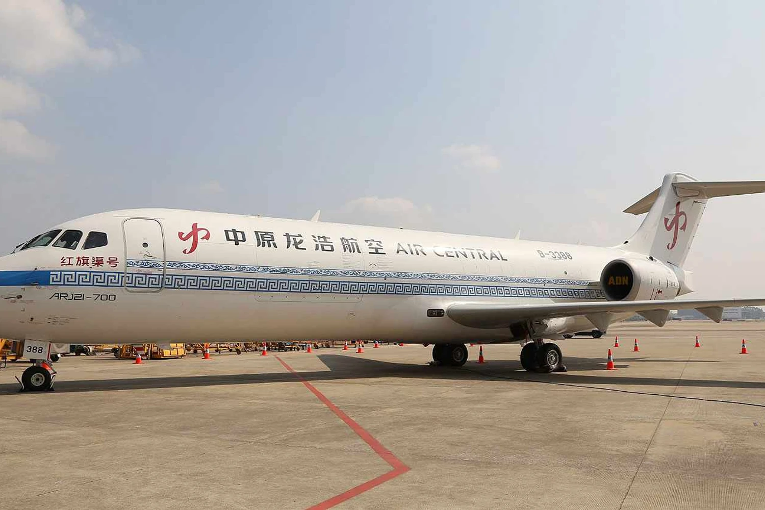Jato ARJ21 ganhou uma porta de carga frontal (COMAC)