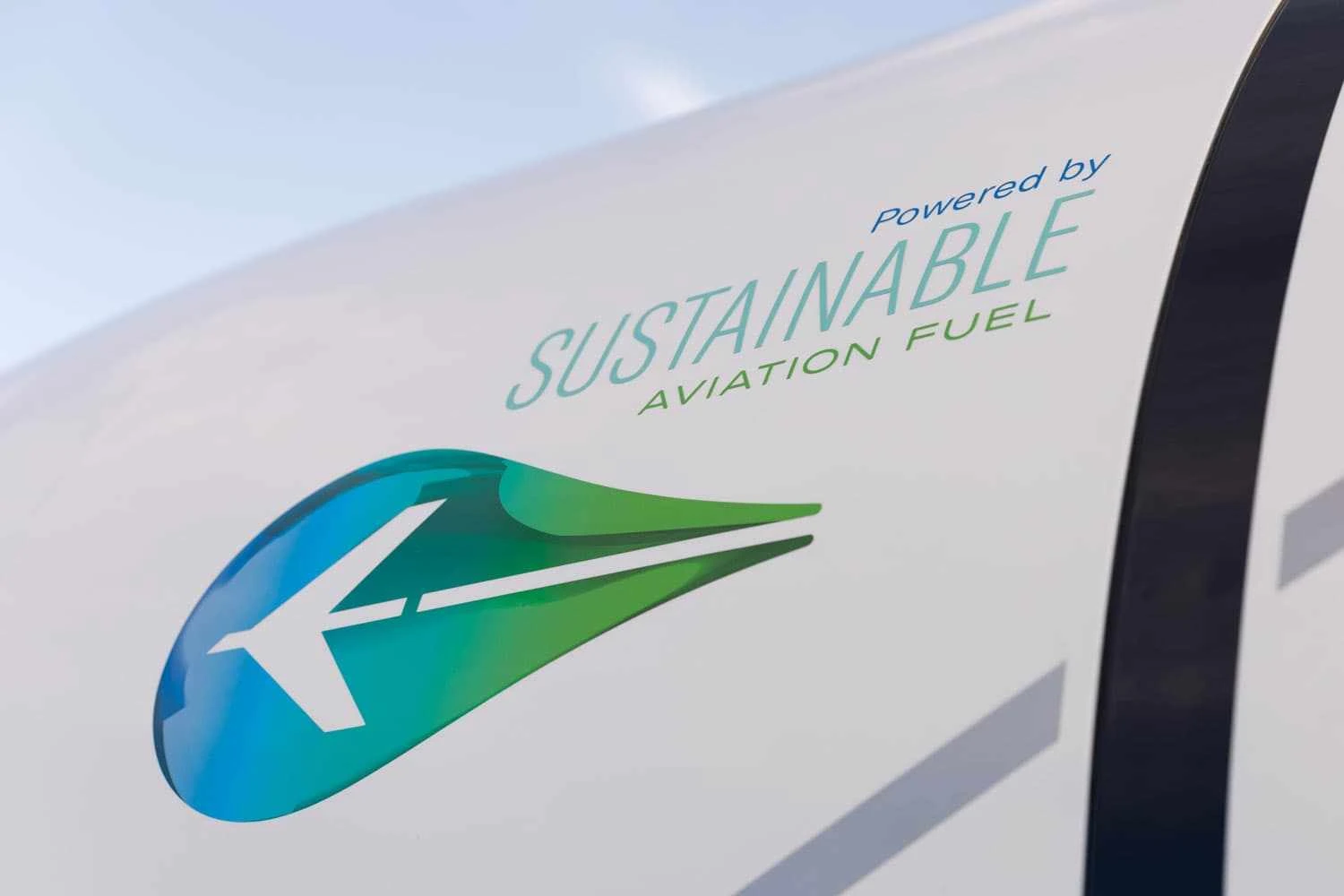IATA alerta que produção de combustível sustentável para aviação segue muito abaixo da demanda do setor