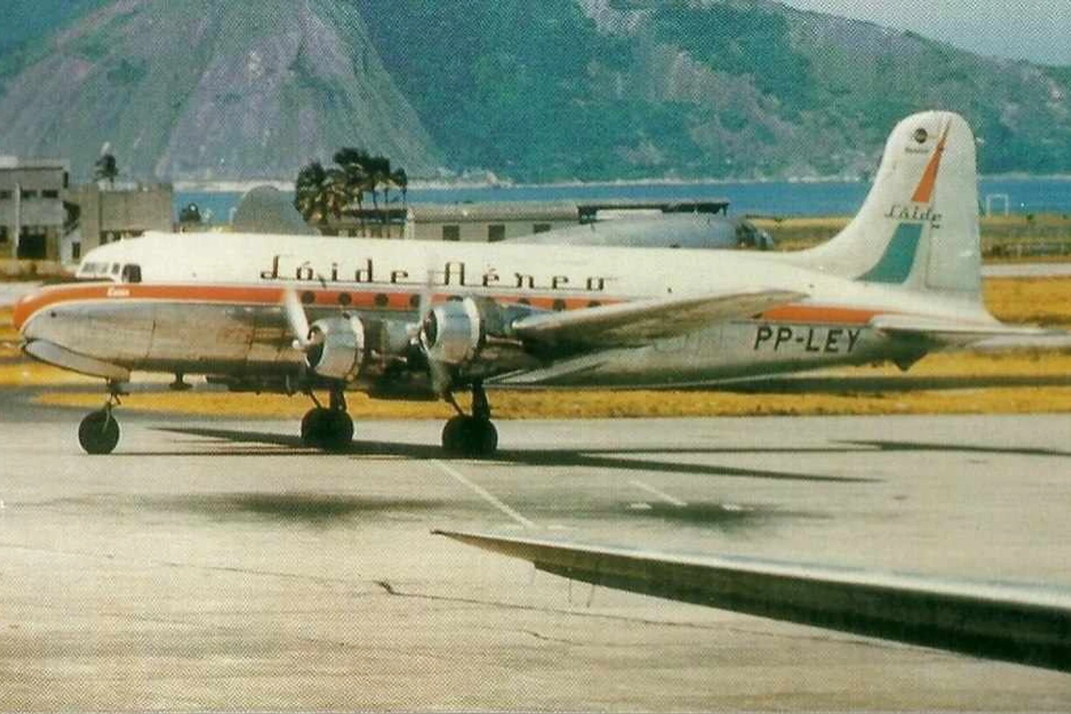 O Lóide Aéreo Nacional era uma grande operadora dos Douglas DC-4/C-54. Foto: Wikimedia Commons