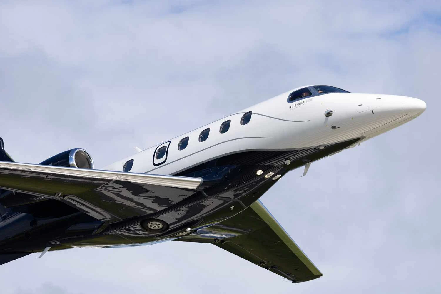 Jatos executivos da Embraer voam com 'combustível ecológico puro' em um dos motores