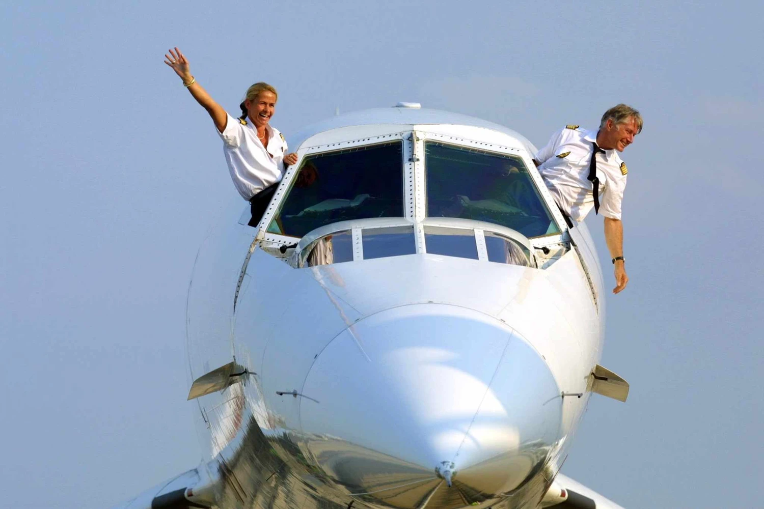 Os pilotos Béatrice Vialle e Jean-Louis Châtelain saúdam espectadores do último voo comercial do Concorde. Vialle foi a única piloto feminina do Concorde na Air France. Foto: Reprodução.