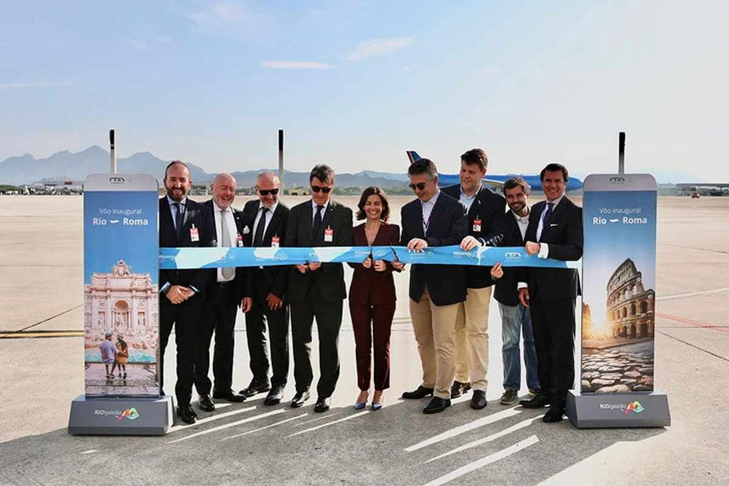 Representantes da ITA Airways, da RioGaleão e do governo local celebram estreia do voo (RioGaleao)