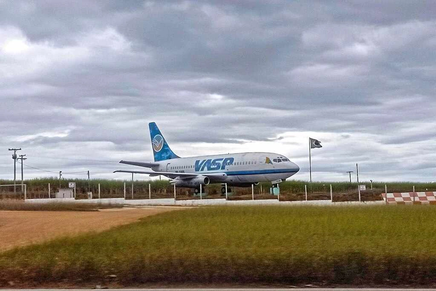 Um dos 737-200 da VASP preservado na cidade de Nanuque, Minas Gerais. Foto: Reprodução.