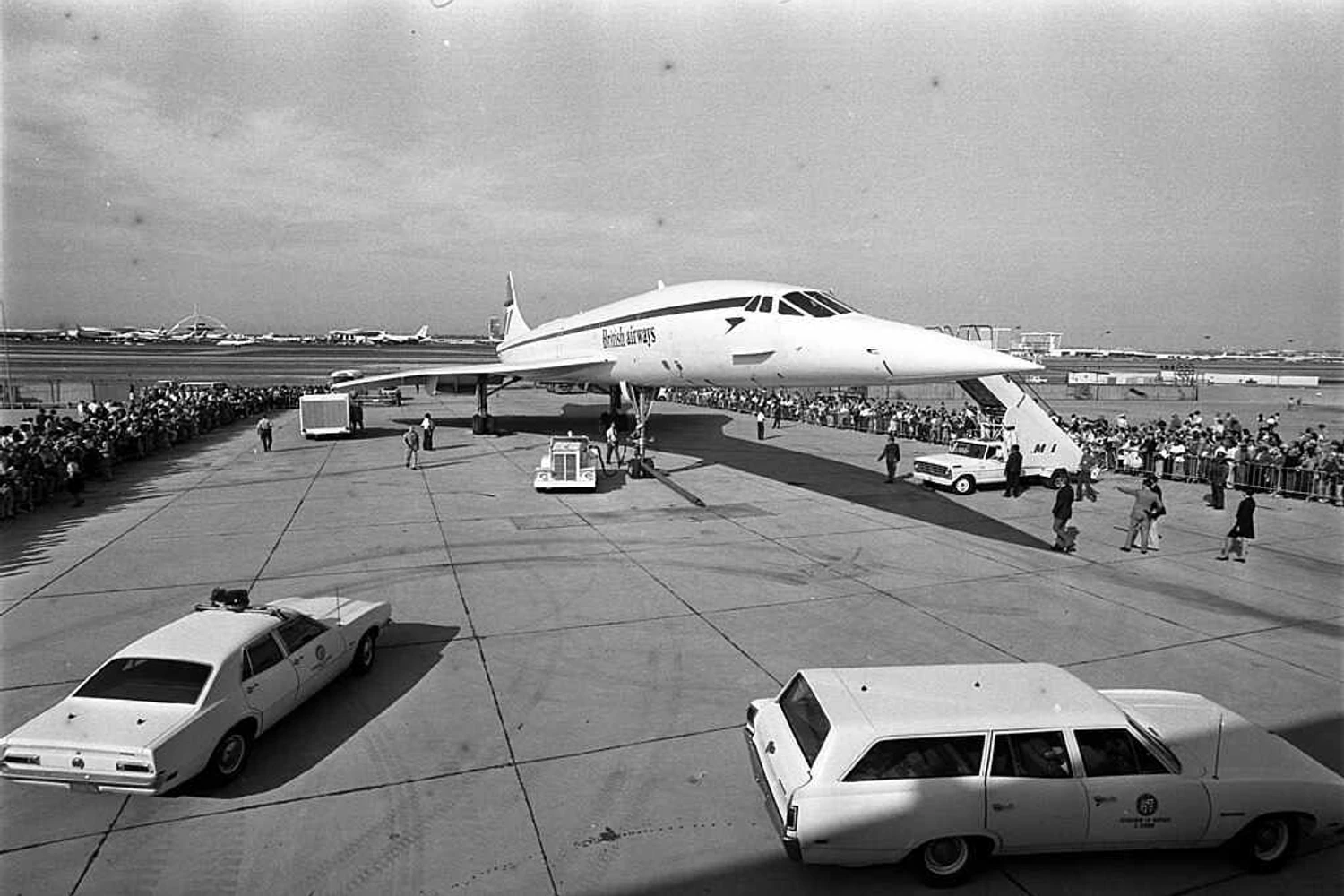 Um dos Concordes no aeroporto de Los Angeles (LAX), em 1974. Proveniente de Anchorage (ANC), Alaska, o avião fez escala no aeroporto californiano rumo à Lima (LIM). Foto: Fitzgerald Whitney, Los Angeles Times via Wikimedia Commons.