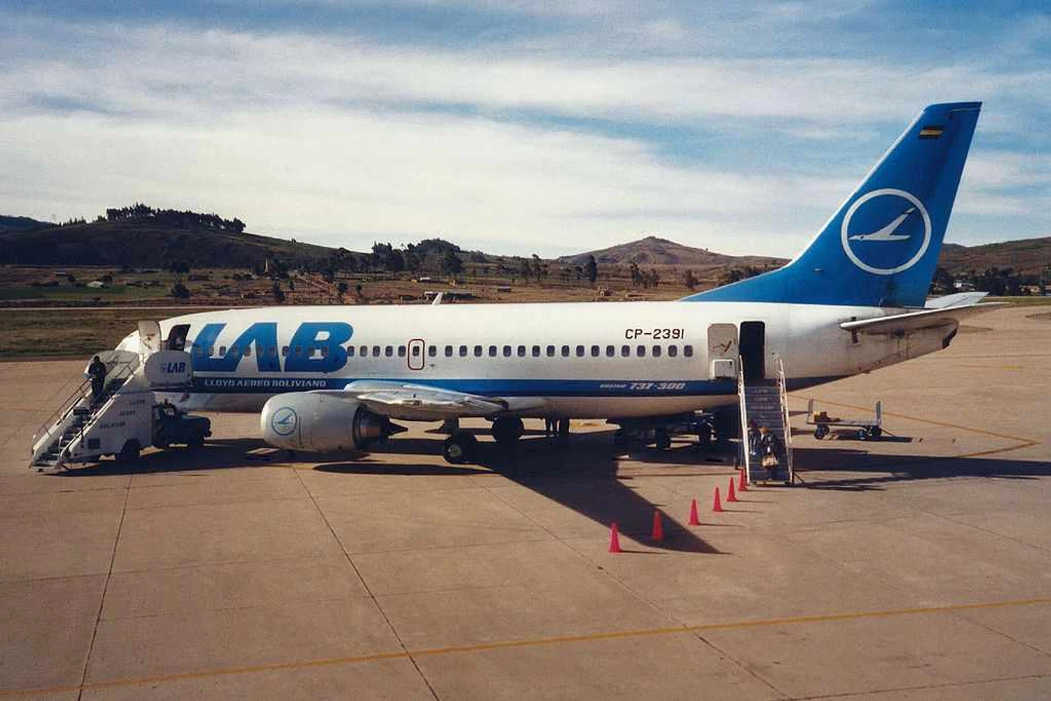 VP_LAB_Boeing_737-382_CP-2391_KAMBUI