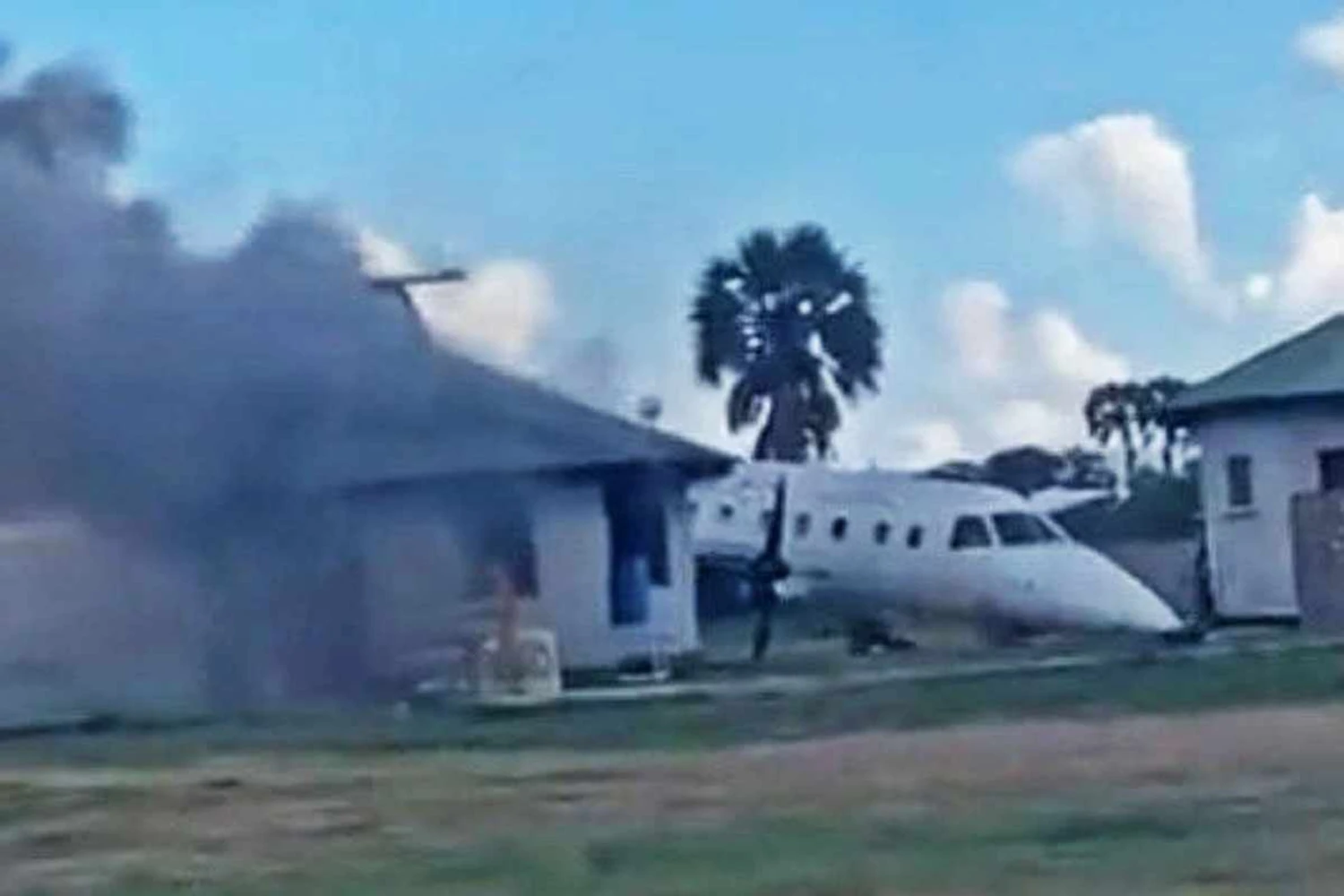 A aeronave resvalou em um pequeno edifício durante a decolagem frustrada (Reprodução)