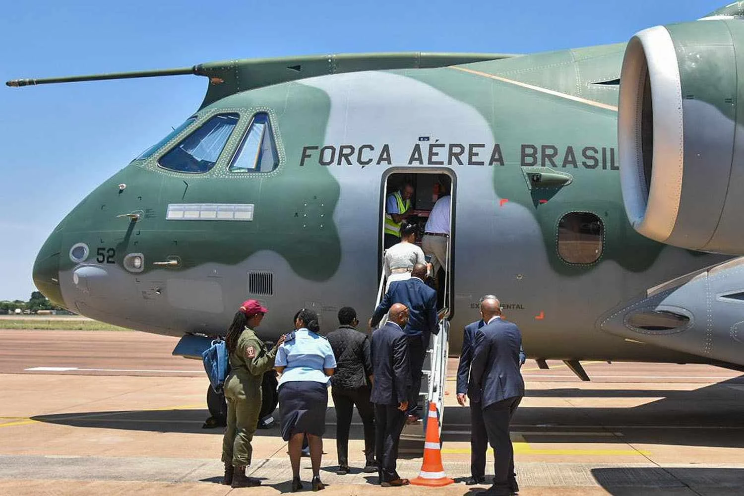 Embraer KC-390 fez voo de demonstração com membros da Força Aérea da África do Sul
