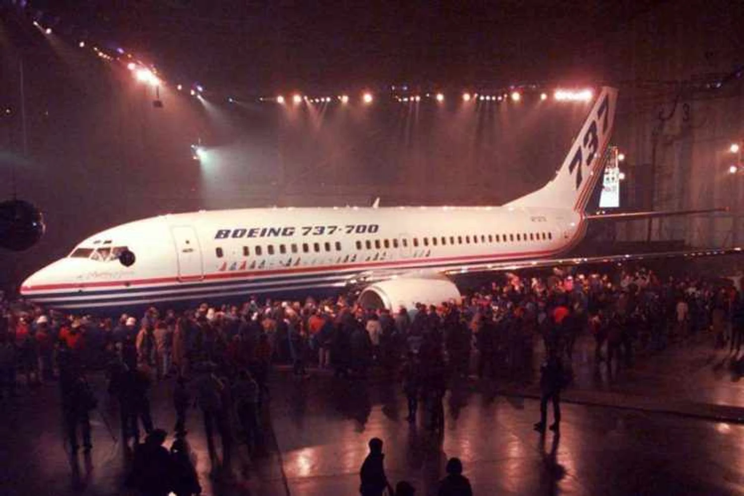 boeing-737-700-prototype-750x500