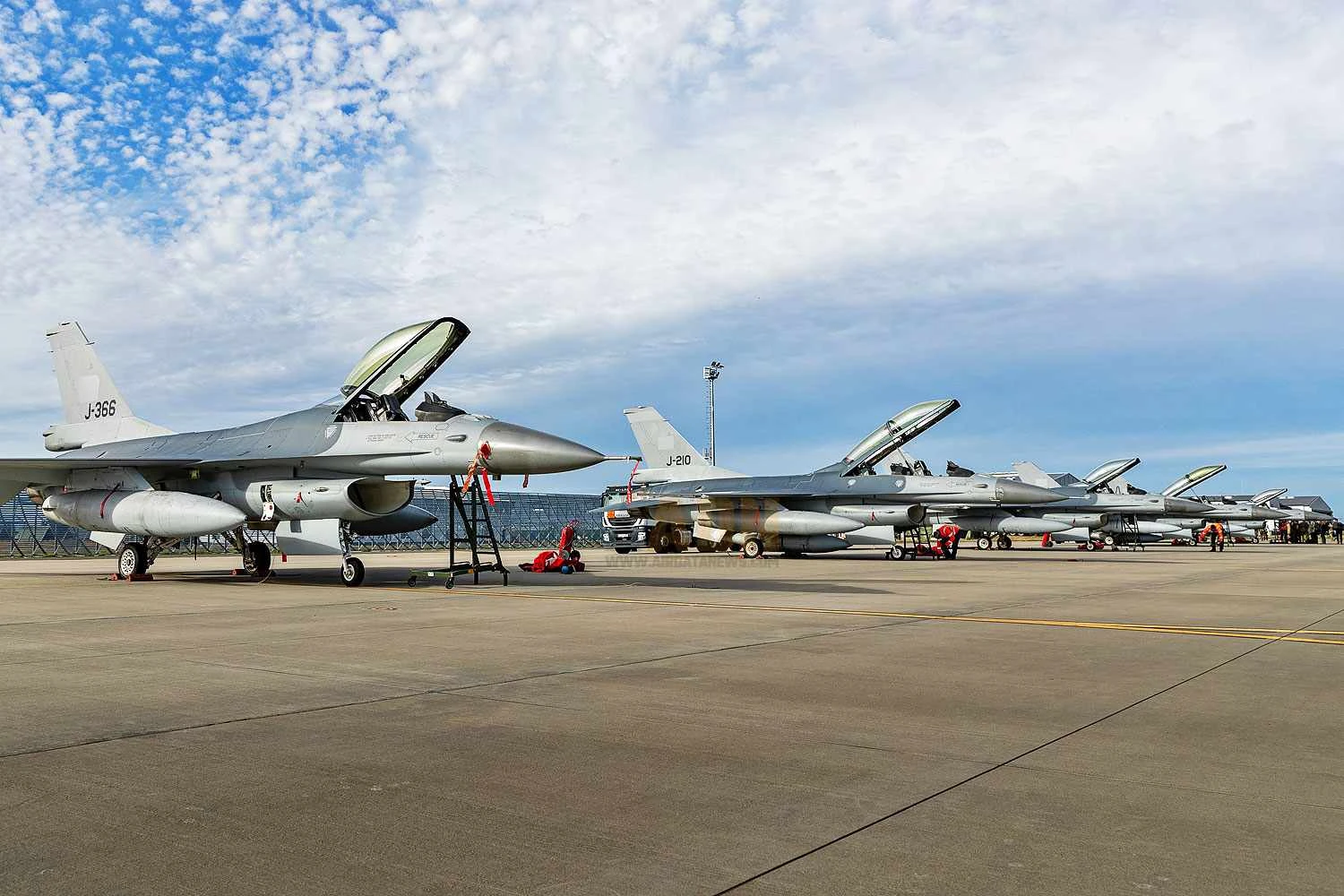 Cinco ca&ccedil;as F-16 holandeses usados em treinamento Rom&ecirc;nia