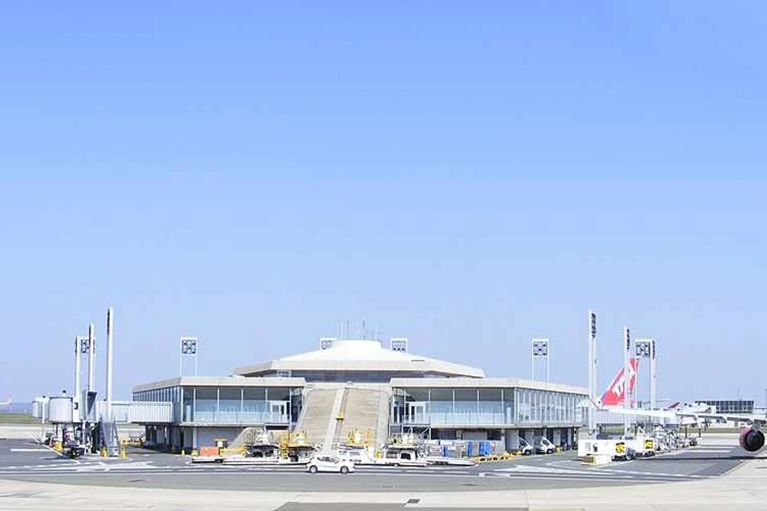 Je Tam Paris, três A330-200 no Terminal 1 do Aeroporto de Paris - Charles de Gaulle (CDG). No auge, as operações parisienses da TAM eram dois diários para São Paulo e um para o Rio de Janeiro, com pouca diferença de horário entre eles. Foto: Mathieu Marquer via Wikimedia Commons.
