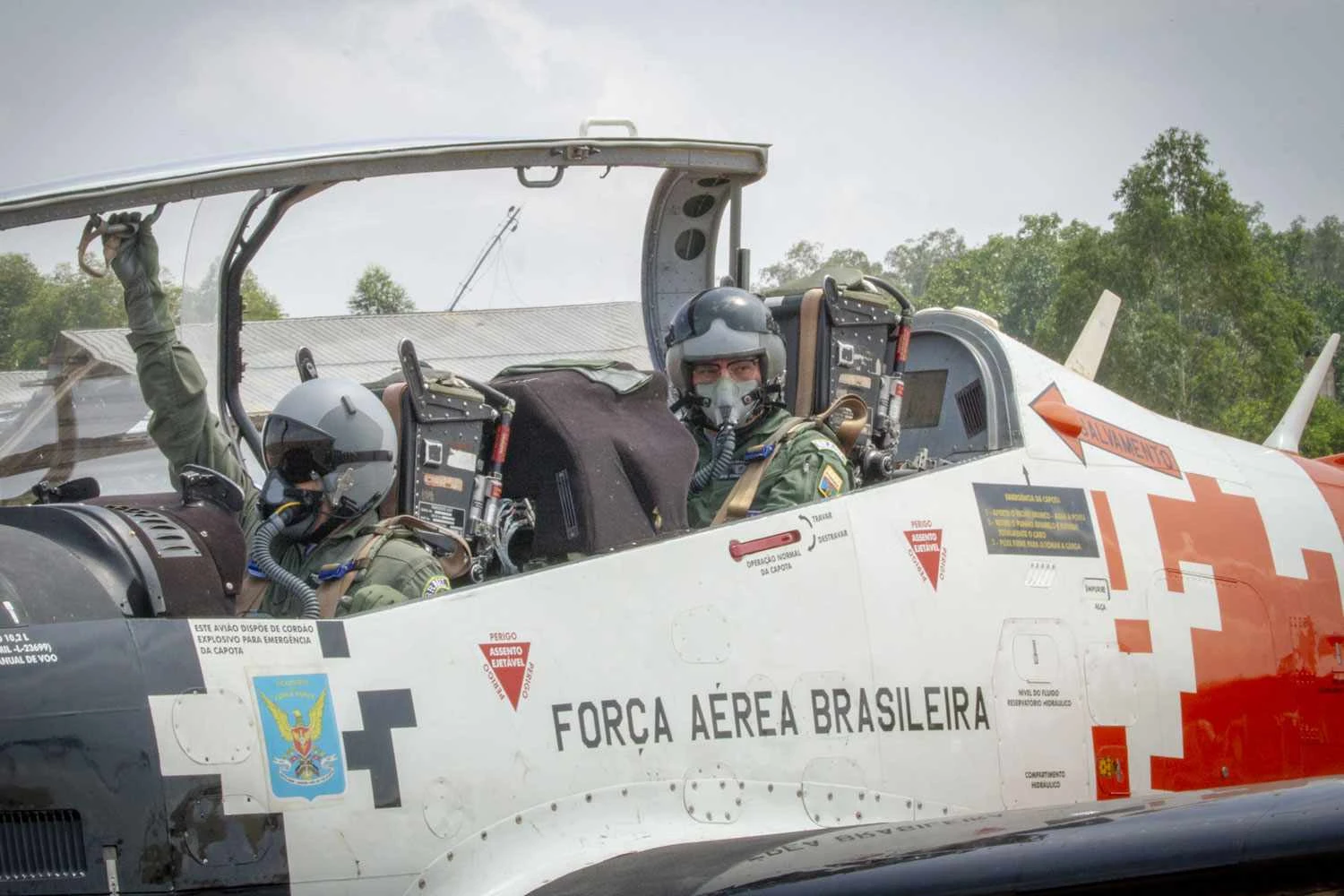 O Comandante da Aeronáutica a bordo do Tucano (FAB)