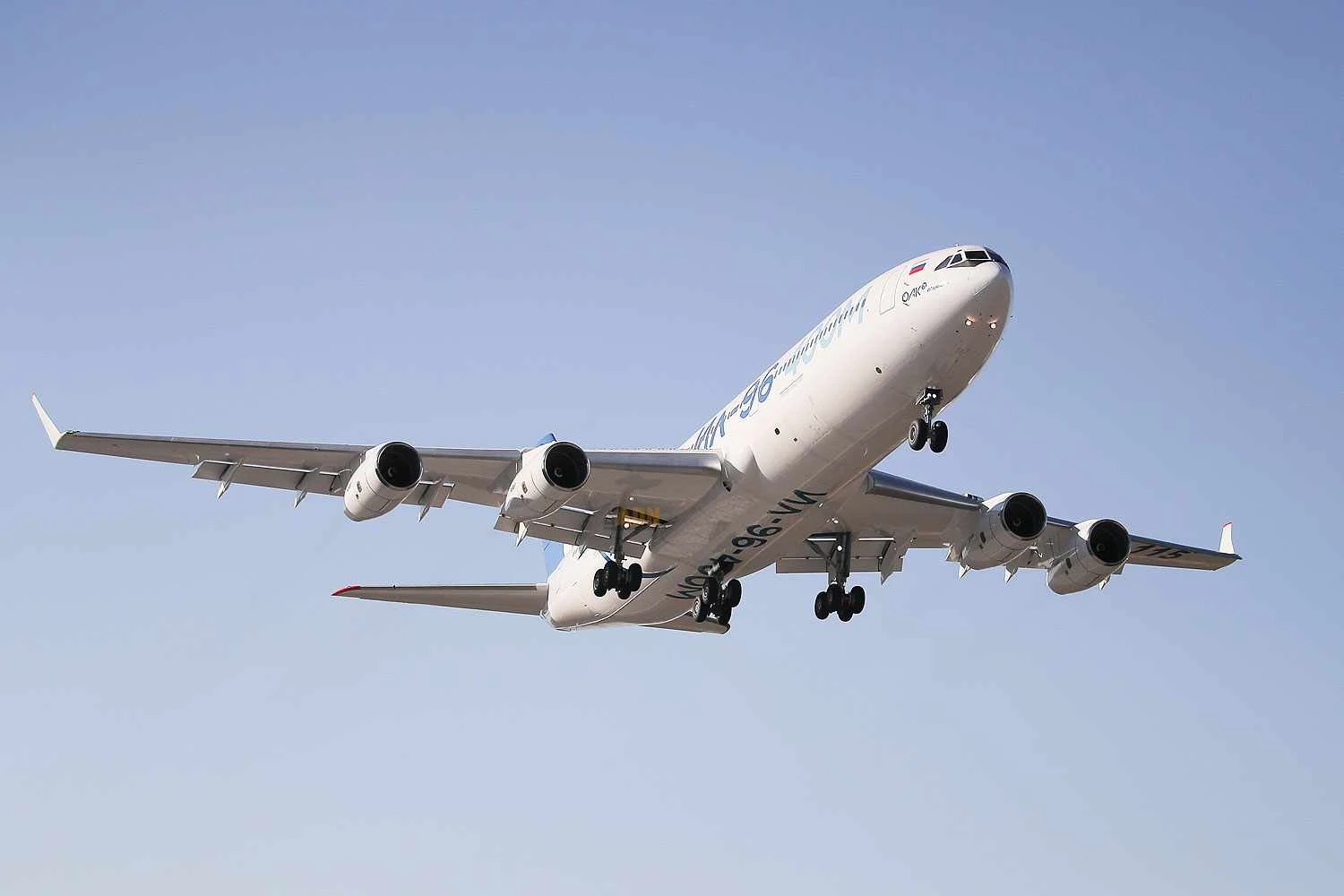 Voa pela primeira vez o IL-96-400M, maior widebody russo já construído