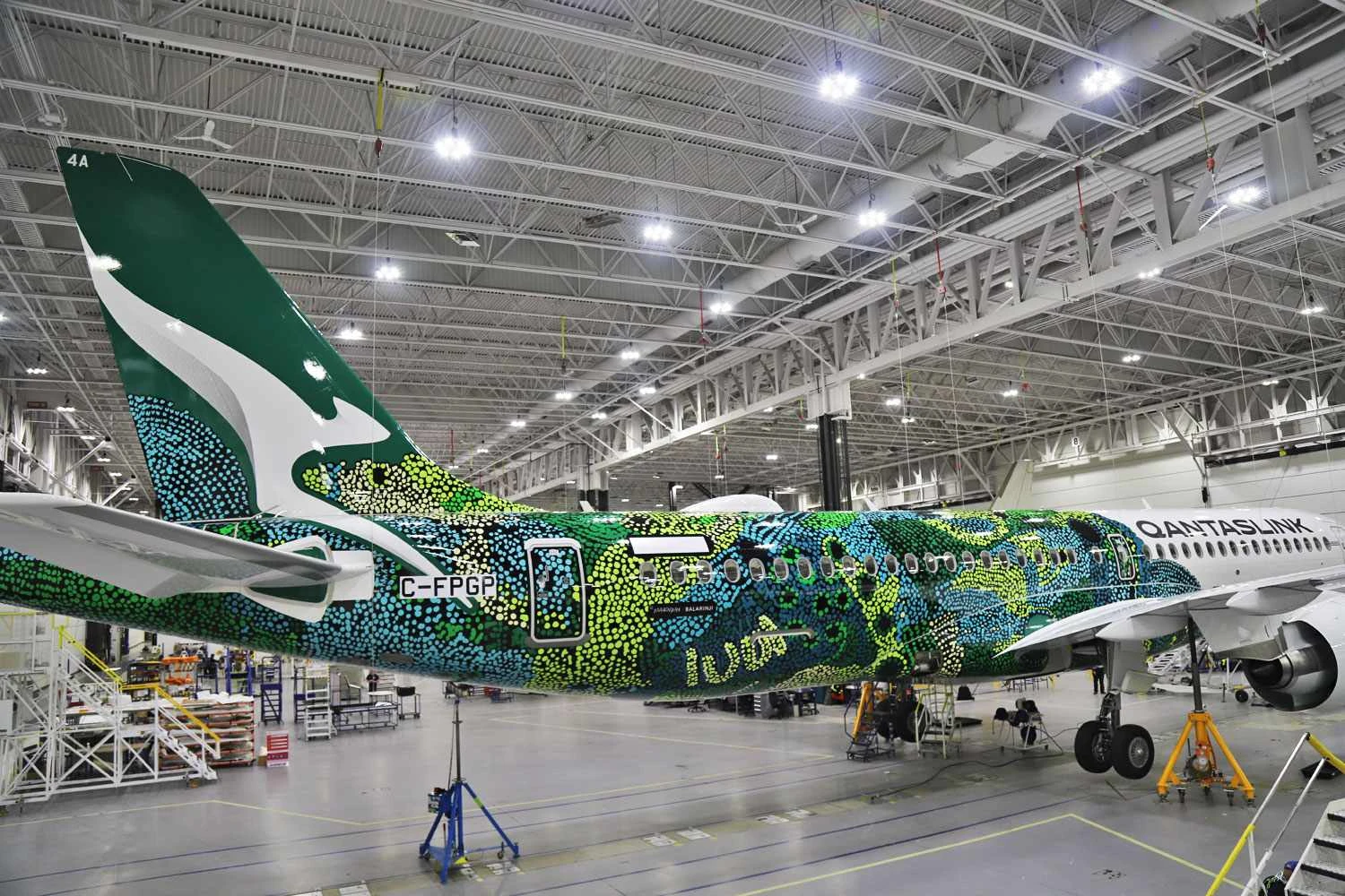 O primeiro A220 da Qantas sendo pintado no Canadá (Qantas)