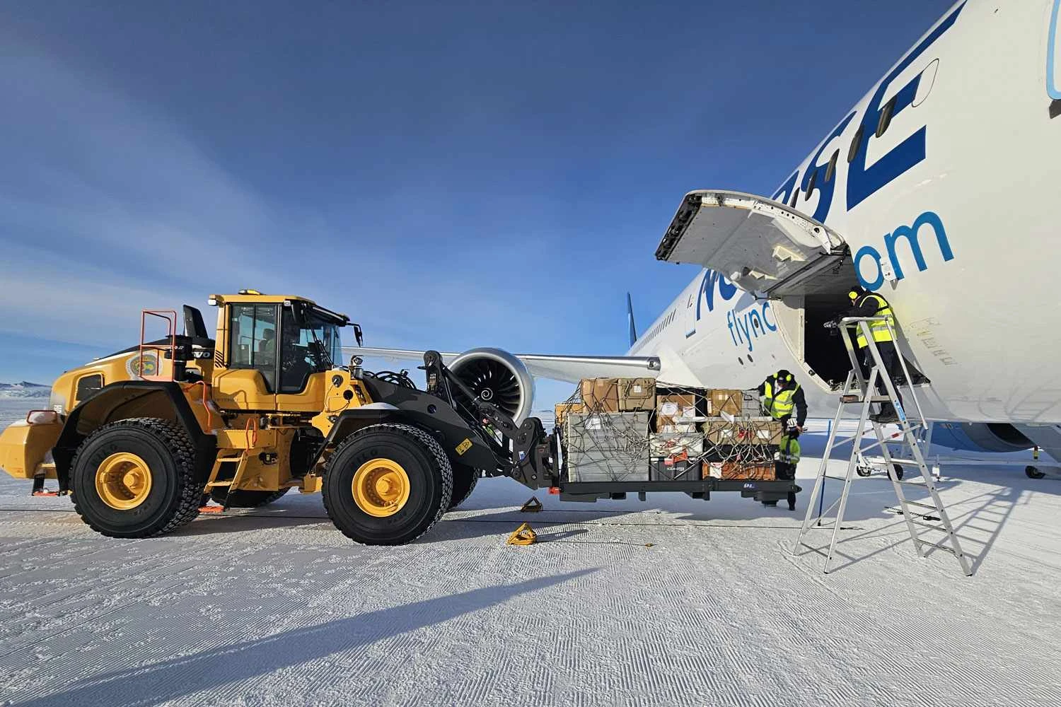 O widebody trouxe 12 toneladas de equipamentos para estação de pesquisa da Noruega (NAA)