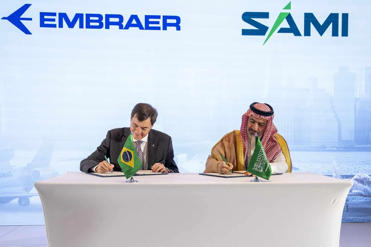 Os CEOs da Embraer e da SAMI assinam o acordo (Embraer)