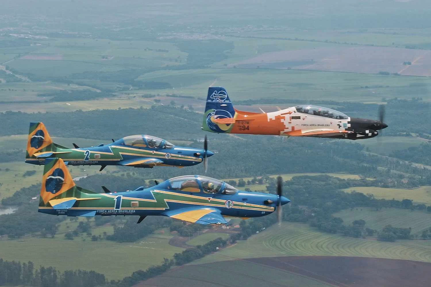 Os Super Tucanos acompanharam seu "irmão" aniversariante (FAB)