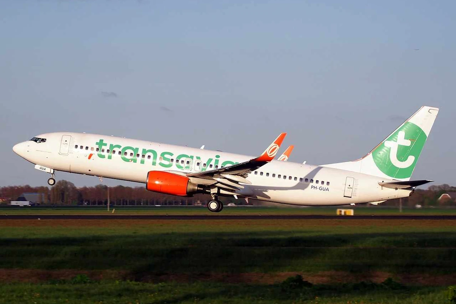 PR-GUA em operação na Transavia. Nota-se que os winglets e carenagens estão nas cores da Gol, além dos adesivos cobrindo o nome da empresa. Até o prefixo PH-GUA foi utilizado para ter menos alterações (e custos) possíveis. Foto: Alf van Beem via Wikimedia Commons.