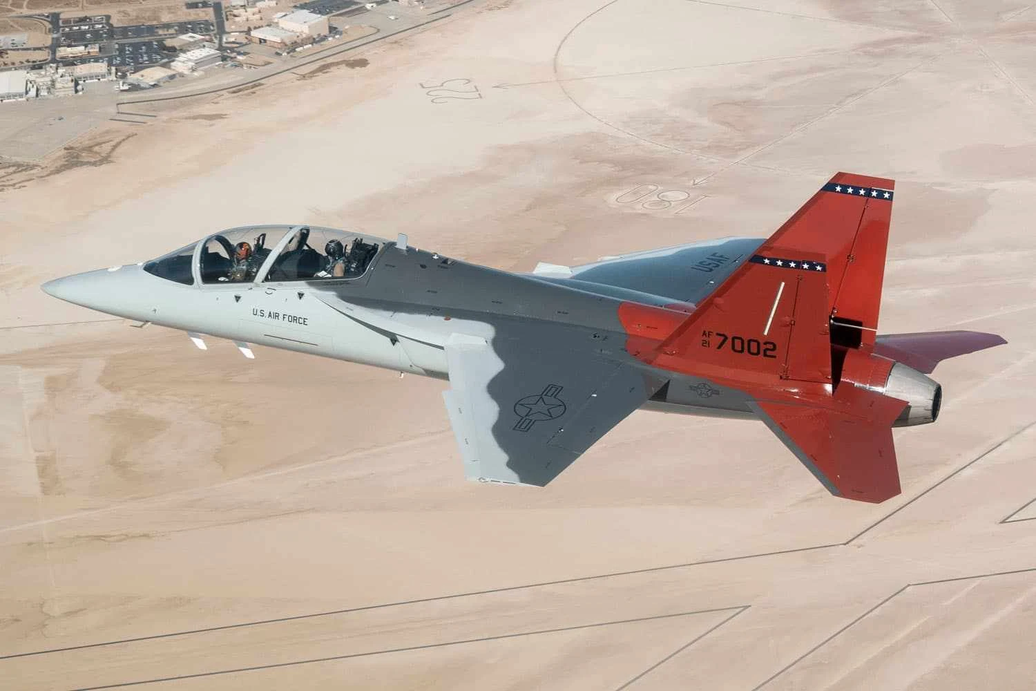 Força Aérea dos EUA pensa em ter uma versão armada do treinador T-7A Red Hawk