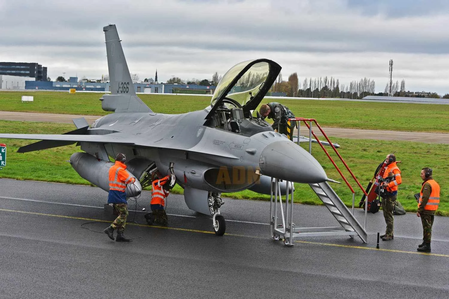 Cinco caças F-16 holandeses chegaram à Romênia para treinar pilotos ucranianos