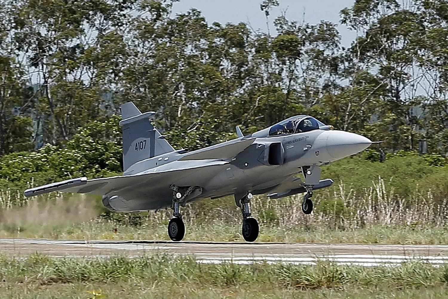 Novo lote do caça Gripen da FAB está a caminho do Brasil