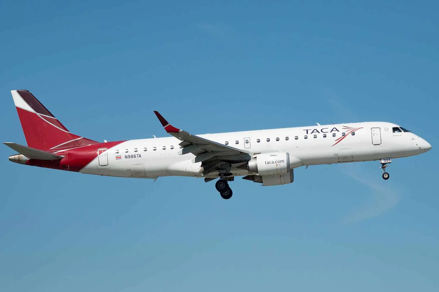 O jato E190F antes de ser convertido para cargueiro (Venkat Mangudi)