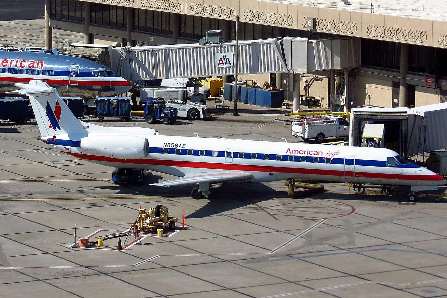 O segundo jato, N858AE, com as cores da American Eagle (redlegsfan21)