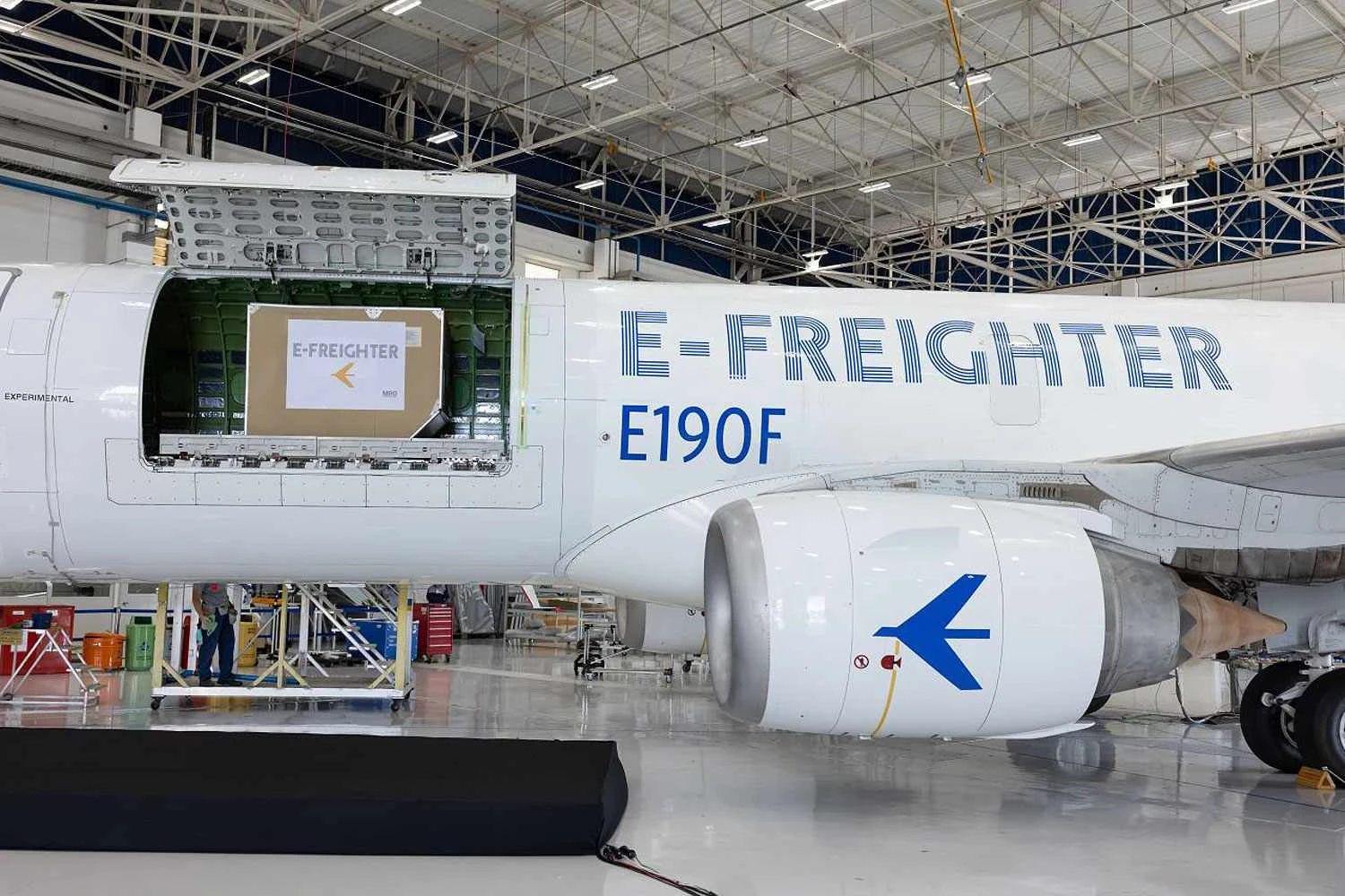 Embraer já está convertendo segundo E190F cargueiro